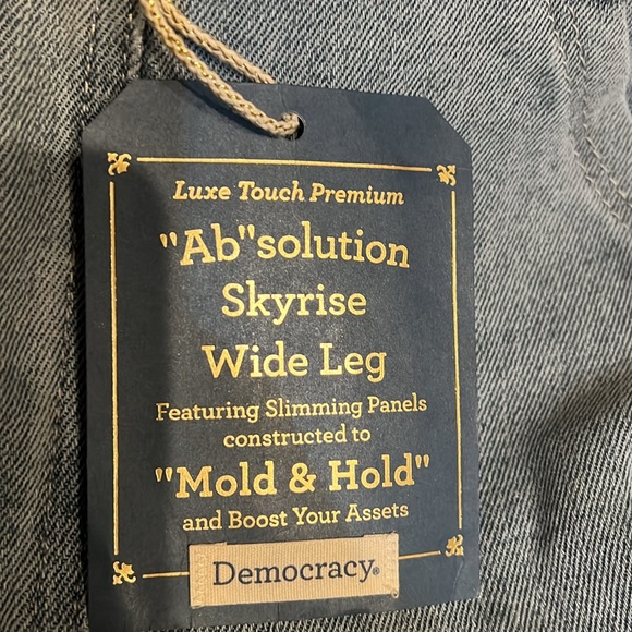 Democracy Luxe Touch Vintage Light Wash Skyrise Wide Leg Jean - Picture 6 of 10
